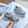 Zapatillas de malla para niños estilo coreano con suela gruesa y velcro, ligeras y antideslizantes, adecuadas para niños y niñas, zapatillas de papá para niños de preescolar