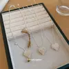 Colar Pingente Flor Coração Estilo Minimalista e Cool, Versátil para Moda do Dia a Dia, Corrente para Clavícula com Toque de Luxo Leve e Sofisticado para Mulheres