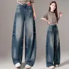 Jeans azules de pierna ancha para mujer, nuevo estilo de otoño, diseñados para favorecer una figura tipo pera, con un bajo curvo, una caída fluida y detalles bordados, con un corte recto