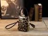 Bolsa para Celular Feminina 2025 Nova Versátil Bolsa Transversal de Ombro Mini Bolsa de Clipe Socialite Bolsa para Celular Pequena Bolsa Transversal Simples