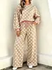 Estación independiente transfronteriza otoño e invierno nuevo estilo europeo y americano estampado de lunares pantalón de pierna ancha de manga larga conjunto de dos piezas casual para mujer con caída.