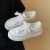 Tênis Branco Floral Estilo Menina Doce Dopamina para Mulheres 2026 Novo Modelo de Verão Versátil Aumenta a Altura Sola Grossa Calçados Casuais para Estudantes