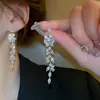 Aretes de Aguja Plateada con Borlas de Gota de Agua Incrustadas de Diamantes, Estilo Palacio, Nicho, Aretes Versátiles, Lujo Ligero, Venta al por Mayor de Aretes de Gama Alta