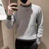 Otoño e invierno 2023 Nuevo suéter de punto grueso con cuello redondo para hombre, suéter a cuadros versátil, ajuste ceñido, manga larga para usar debajo