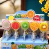 Paletas y Caramelos Duros en Varias Formas de Frutas para que los Niños Compartan Dulces y Den a sus Amigos Regalos Navideños. Puestos en la Puerta de la Escuela