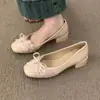 Zapatos slip-on de tacón grueso con lunares y lazo estilo coreano 2026, modernos y versátiles para combinar con faldas, estilo delicado