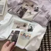 2026 Nova Moda Estilo Coreano Camiseta de Gola Redonda Manga Curta Fashion para Mulheres, Top Versátil Soltinho Emagrecedor, Top Branco de Manga Curta Estampado para Mulheres