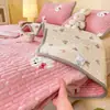 Frazada de Cama de Felpa de Leche de Gasa de Doble Capa Juego de Tres Piezas Dormitorio de Estudiantes Manta de Doble Cara Protector de Colchón y Cama