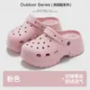 2026 Verão Novo Cor Sólida Simples Versátil Chinelos Femininos Sola Grossa Aumenta Altura Calçado para Casa Usável com Furos