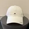 Boné de beisebol estiloso estilo coreano com bordado de letras para mulheres, adequado para primavera e outono, casual e versátil, faz o rosto parecer menor, de aba larga, adequado para homens usarem em passeios para proteção solar