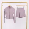 Conjunto Lulu de Jaqueta Curta com Relevo e Gola Alta e Saia, Saia Esportiva de Tênis, Conjunto Fitness Feminino Duas Peças Anti-Exposição
