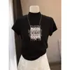 Camiseta de manga corta para mujer con hombros de ajuste regular, cuello semi-alto, algodón puro, color café, diseño moderno y versátil, adecuada como capa base para otoño