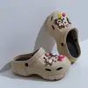 Sandálias perfuradas de sola grossa femininas para uso externo no verão, novo modelo 2026, perfeitas para casamentos, sandálias e chinelos de praia com plataforma que aumentam a altura