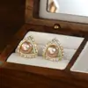 Pendientes de Plata de Ley S925 Exquisitos de Moda Joker Circonita Triángulo Perla Pendientes Pequeños Simples Femeninos de Temperamento Venta al por Mayor