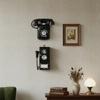 Modelo de teléfono montado en la pared con adornos artesanales antiguos de estilo retro de barra