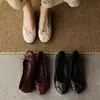 Zapato de mujer de cuero genuino con lazo poco profundo, punta redonda y tacón bajo, de oveja lavada con arrugas naturales, suela blanda, colección otoño 2026