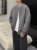 Suéter Cardigan Outono Inverno 2026 Novo Estilo Casual Preguiçoso Retrô Americano Tricô Gola V Peça de Vestir Masculina Cor Sólida