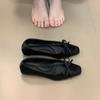 Sapatos Mary Jane de Bico Quadrado com Laço de Sedas e Cetins Franceses 2025 Novos Scarpins Plissados de Cetim