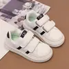 Tênis infantis de cano baixo para o outono, sapatos brancos para estudantes com velcro, sapatos infantis antiderrapantes de sola macia, tênis esportivos casuais para meninos e meninas