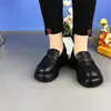 Mocassins versáteis de sola macia para mulheres, sapatos de couro slip-on estilo britânico outono 2026, sapatos de salto plataforma grossa antiderrapantes para mulheres