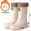 2026 Novo Modelo Botas de Chuva Femininas de Cano Médio, Sapatos de Água Antiderrapantes para Exterior, Botas de Borracha de Trabalho Fashion com Solado Grosso e Forro de Lã, Quentes