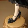 Pequeña Decoración de Flor de Pedrería Estilo Chanel Zapatos de Tacón Alto de Punta Francesa para Mujer Otoño 2026 Nuevos Planos de Tacón Kitten Ligeros de Lujo con Sensación de Alta Gama