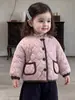 Ropa Infantil Coreana 2026 Otoño/Invierno Nuevas Llegadas Chaqueta Acolchada para Niñas Pantalones Casuales Elegantes para Niña Conjunto de Tres Piezas Estilo Coreano
