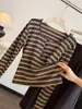 Cuello semibierto, color contrastante, cuello redondo bajo, camiseta de manga larga a rayas para mujer, nuevo estilo de principios de otoño, corte ajustado, top versátil para usar como base
