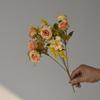 Flores Artificiais para Sala de Estar de Casa, Mesa de Jantar, Rosas de 5 Galhos em Cores de Outono e Crisântemos Selvagens para Corredor de Casamento e Varanda