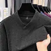 Camiseta de manga larga con cuello en V para hombre hecha de tela DeRong, nuevo modelo de otoño 2026, moda casual simple para mediana edad, camiseta interior básica para hombre
