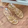Sandálias com Rebites e Logo Personalizado para o Verão, Sapatos Romanos Planos Antiderrapantes Estilo Europeu e Americano com Fivela, Sandálias de Gel para Praia para Mulheres