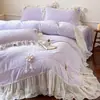 Juego de lujo de invierno estilo francés de cuatro piezas con delicado bordado, tela de terciopelo de leche, una funda nórdica de forro polar coral estilo princesa y una falda de cama cálida y engrosada