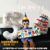 Montaje de escena de decoración para fiesta de cumpleaños del primer año del bebé, niño feliz, niño, corona, pastel, sombrero, tocado, gafas