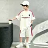 Conjunto de Verão com Manga Curta para Meninos 2026 Novo Estilo para Crianças Maiores, Conjunto Branco Esportivo e Estiloso Fino e Respirável para Meninos no Verão