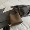 Bolsa Minimalista de Alto Acabamento para Mulheres Outono e Inverno 2025 Nova Tendência Casual Transversal para o Dia a Dia Bolsa Saco Grande Capacidade Bolsa de Ombro