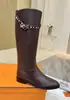 Botas de couro longas Aimaishi com rebites, botas de montaria de sola reta para mulheres, outono e inverno, estilo retrô de celebridade, emagrecimento com pequenas fivelas douradas