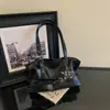 Bolso tote retro Melard de gran capacidad para mujer, colección de otoño, lujo ligero, diseño de nicho, con hebilla de cinturón, que irradia una sensación de alta gama, adecuado para llevar debajo del brazo