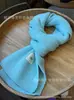 [Bufanda de Algodón de Alta Calidad] Bufanda de Punto Mezcla de Algodón Suave y Sedosa con Logo Bordado para Abrigo en Invierno, Bufanda de Color Puro Estilo Coreano