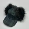 Gorras de Béisbol Estilo Coreano Retro Cuadros Bordado de Letras para Hombres y Mujeres Cálidas Ligeras Visera Exterior Gorros Lei Feng Venta al por Mayor