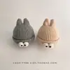 Gorro de inverno infantil, quente e espesso, com um design engraçado apresentando olhos grandes, estilo de puxar e proteção para as orelhas, adequado para meninos e meninas, e estiloso