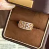 Anel Versátil Estilo Little Red Book Tendência Old Money com Faixa de Diamantes Baguete Franceses Full Diamond de Luxo Leve para Dropshipping