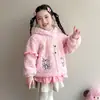 Jaqueta de Veludo Plus para Meninas Outono e Inverno Roupas de Inverno 2026 Novo Top Estiloso para Crianças Pequenas e Médias Suéter Espesso de Lã de Cordeiro