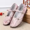 La nueva colección de otoño de Bai Zhenhe de zapatos de tela tradicionales de Pekín para mujer es transpirable, ligera y fácil de poner, con una suela suave y características antideslizantes, adecuados para madres y diseñados para combinar con la vestimenta Hanfu.