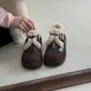 Botas de nieve retro forradas de polar para mujer con suelas gruesas, diseño versátil de retazos, ribete de piel sintética y detalles de hebilla