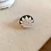 Serenidad de Té Blanco, Anillo Abierto Irregular de Perla Tejido Plegado, Anillo de Dedo Índice de Lujo Ligero de Gama Alta, Accesorio de Mano de Moda