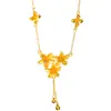 Collar con Borla de Flor de Tres Vidas de Cinco Pétalos Color Oro Arena Mismo Estilo de la Tienda de Oro Puzuo con Flores Florecientes y Cadena para la Clavícula, Versátil y Elegante para Mujeres