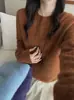 26 Nova Coleção de Outono: Blusa de tricô básica de cor sólida estilo coreano com gola redonda e mangas compridas, versátil para looks casuais e de trabalho, peça base feminina