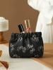 Un lote de metralla, bolsa de cosméticos, bolsa de lápiz labial, bolsa de almacenamiento, monedero, bolsa de forro, bolsa de cosméticos, bolsa pequeña portátil