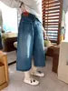 Calça Capri Jeans Desconstruída Zhangzhang Rebel com Etiqueta de Couro Versátil Sete-Quartos