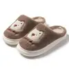 Pantufas de algodão fofas, novos estilos outono/inverno para mulheres, com estampas de desenhos animados, quentes e forradas com fleece para uso interno, com solas antiderrapantes e solados grossos, também disponíveis para homens